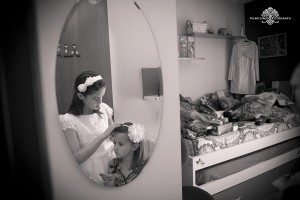 Reflejo de niña en el espejo